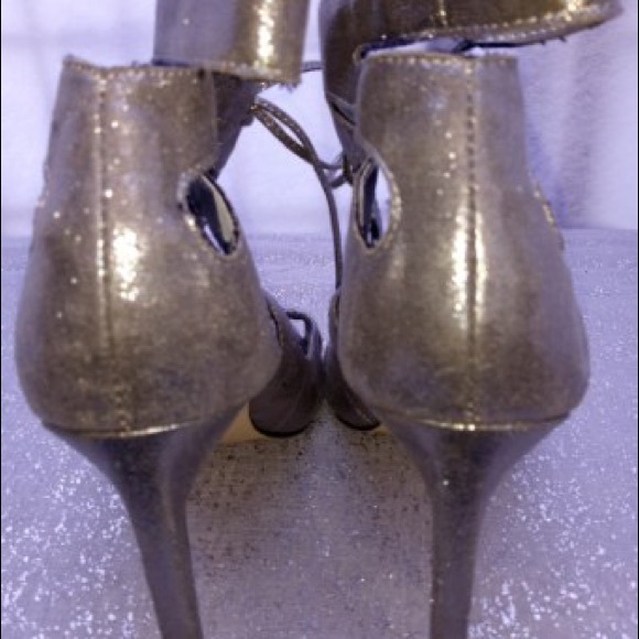 BCBGeneration Chierra Pewter Heels Size 5 - Picture 6 of 6